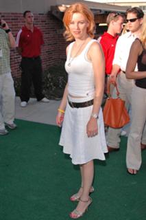 Elizabeth Banks feet photo thumbnail