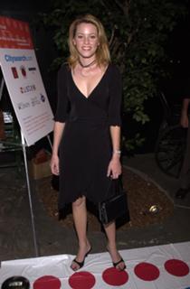 Elizabeth Banks feet photo thumbnail