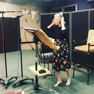 Elizabeth Banks feet photo thumbnail
