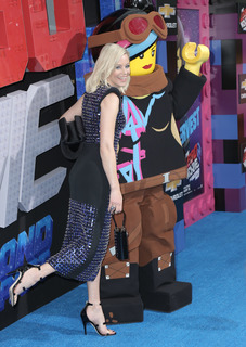 Elizabeth Banks feet photo thumbnail