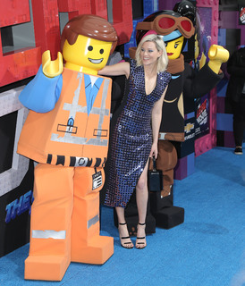 Elizabeth Banks feet photo thumbnail