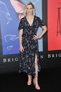 Elizabeth Banks feet photo thumbnail