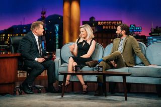 Elizabeth Banks feet photo thumbnail