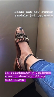 Elizabeth Banks feet photo thumbnail