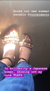 Elizabeth Banks feet photo thumbnail