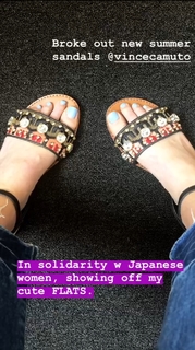 Elizabeth Banks feet photo thumbnail