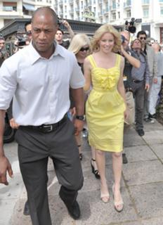 Elizabeth Banks feet photo thumbnail