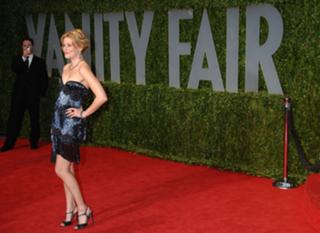Elizabeth Banks feet photo thumbnail