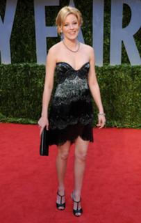 Elizabeth Banks feet photo thumbnail