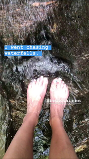 Elizabeth Banks feet photo thumbnail
