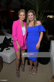 Elizabeth Banks feet photo thumbnail