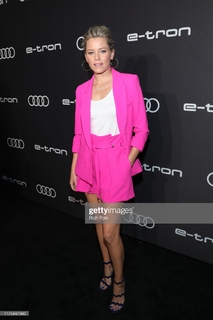 Elizabeth Banks feet photo thumbnail