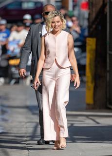 Elizabeth Banks feet photo thumbnail