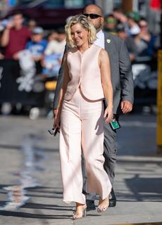 Elizabeth Banks feet photo thumbnail
