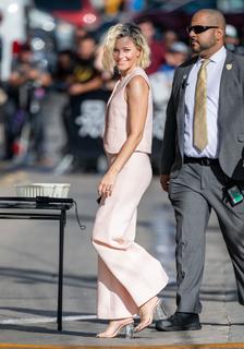 Elizabeth Banks feet photo thumbnail