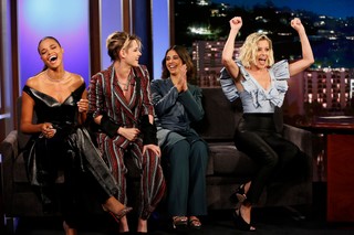Elizabeth Banks feet photo thumbnail