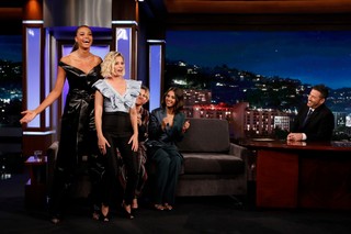 Elizabeth Banks feet photo thumbnail