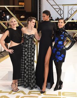 Elizabeth Banks feet photo thumbnail