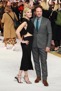 Elizabeth Banks feet photo thumbnail