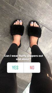 Elizabeth Banks feet photo thumbnail