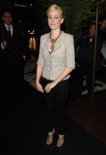 Elizabeth Banks feet photo thumbnail