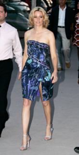 Elizabeth Banks feet photo thumbnail