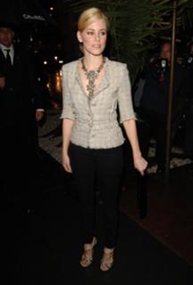 Elizabeth Banks feet photo thumbnail