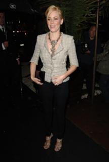 Elizabeth Banks feet photo thumbnail