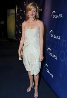 Elizabeth Banks feet photo thumbnail