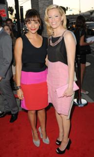 Elizabeth Banks feet photo thumbnail