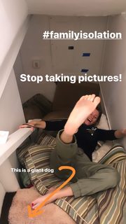 Elizabeth Banks feet photo thumbnail