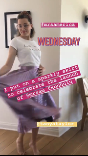 Elizabeth Banks feet photo thumbnail