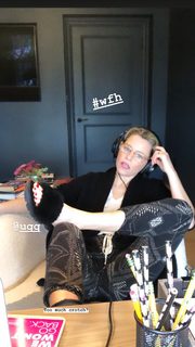Elizabeth Banks feet photo thumbnail