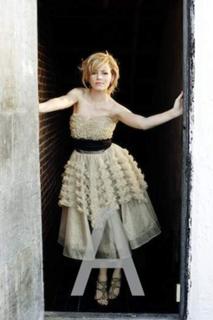 Elizabeth Banks feet photo thumbnail