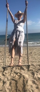 Elizabeth Banks feet photo thumbnail