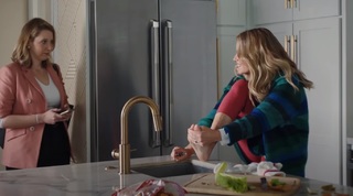 Elizabeth Banks feet photo thumbnail