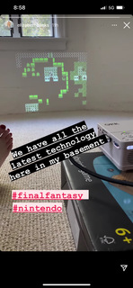 Elizabeth Banks feet photo thumbnail