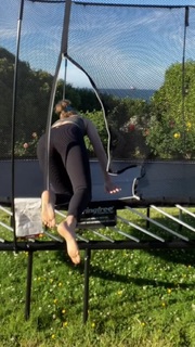 Elizabeth Banks feet photo thumbnail