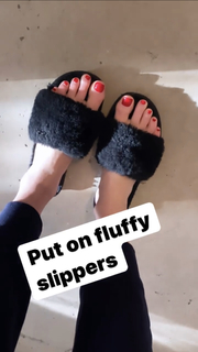 Elizabeth Banks feet photo thumbnail