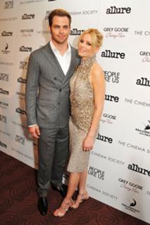 Elizabeth Banks feet photo thumbnail