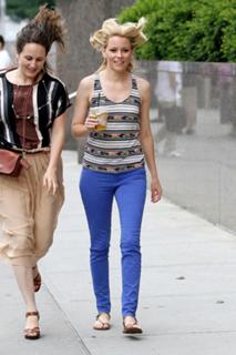 Elizabeth Banks feet photo thumbnail