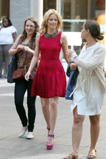 Elizabeth Banks feet photo thumbnail