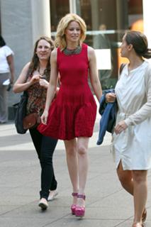 Elizabeth Banks feet photo thumbnail