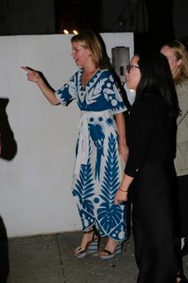 Elizabeth Banks feet photo thumbnail