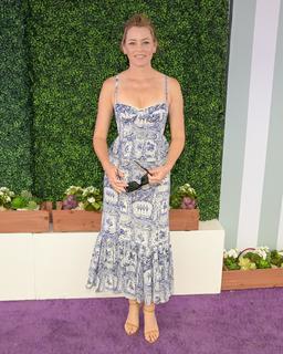 Elizabeth Banks feet photo thumbnail