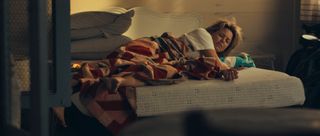 Elizabeth Banks feet photo thumbnail