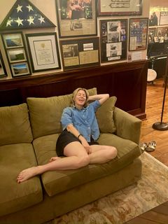 Elizabeth Banks feet photo thumbnail