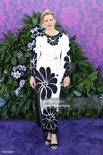 Elizabeth Banks feet photo thumbnail