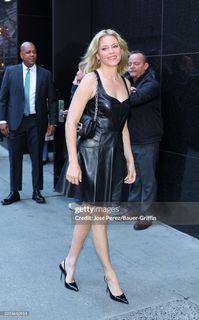 Elizabeth Banks feet photo thumbnail