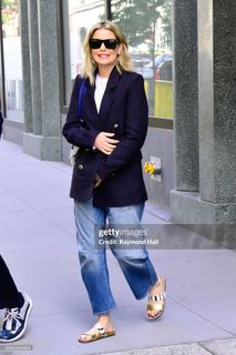 Elizabeth Banks feet photo thumbnail